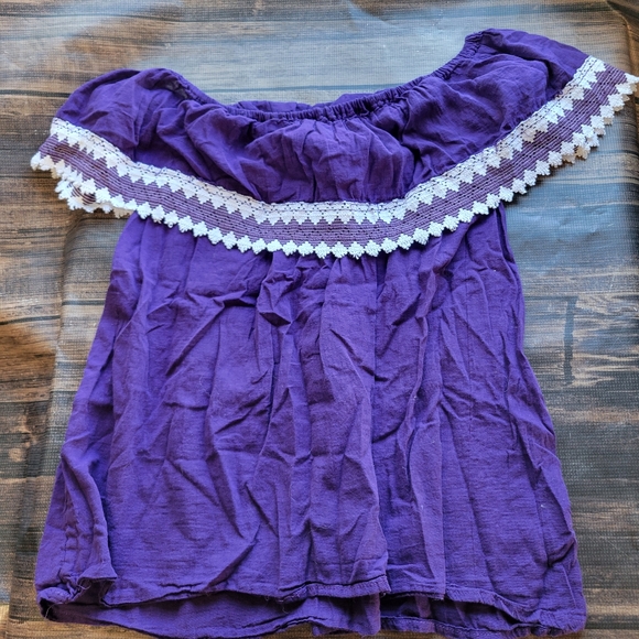 Embriodered Top! 😍 - Picture 2 of 3